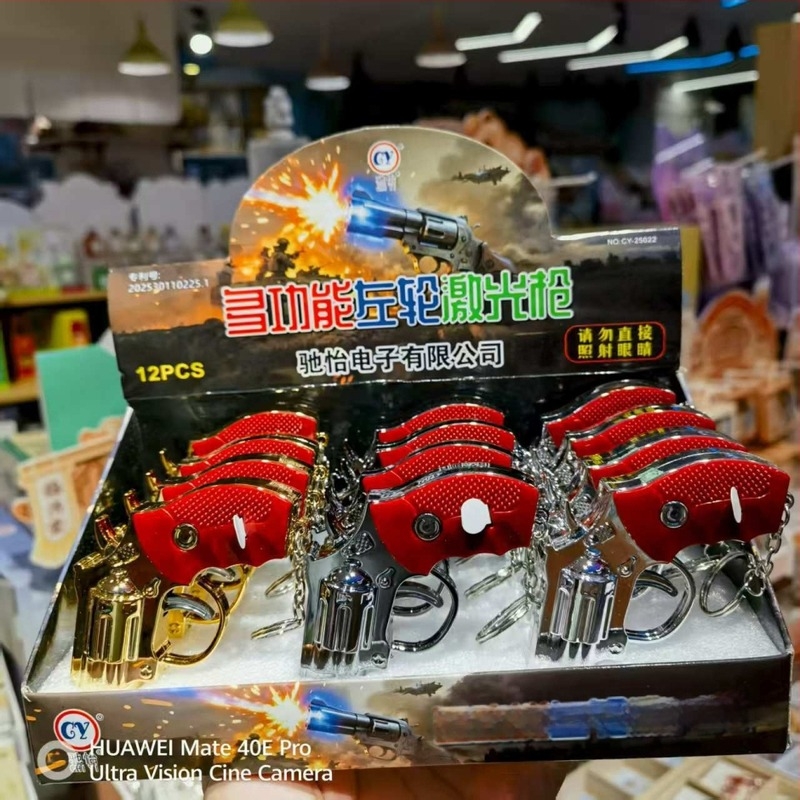 Pistol de jucărie multifuncțional cu LED, laser infraroșu și pandantiv compas; construcție din plastic, pentru 14+ ani, interactiv