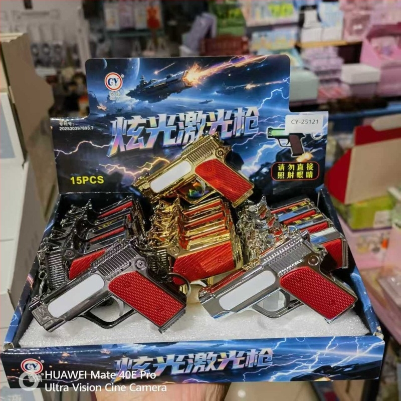 Pistol de jucărie multifuncțional cu LED, laser infraroșu și pandantiv compas; construcție din plastic, pentru 14+ ani, interactiv