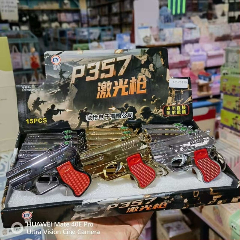 Pistol de jucărie multifuncțional cu LED, laser infraroșu și pandantiv compas; construcție din plastic, pentru 14+ ani, interactiv