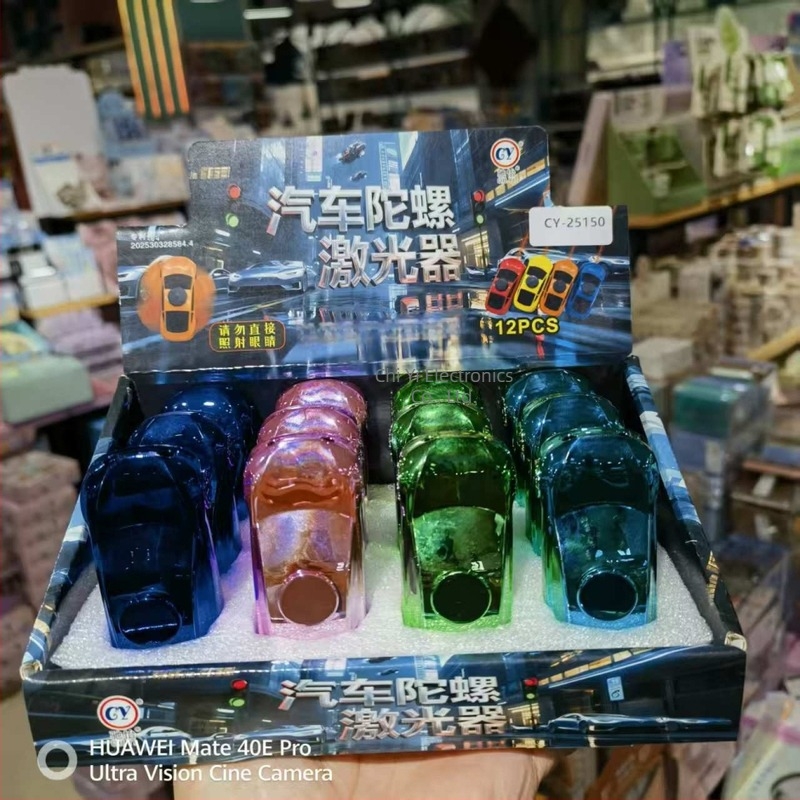 Pistol de jucărie multifuncțional cu LED, laser infraroșu și pandantiv compas; construcție din plastic, pentru 14+ ani, interactiv