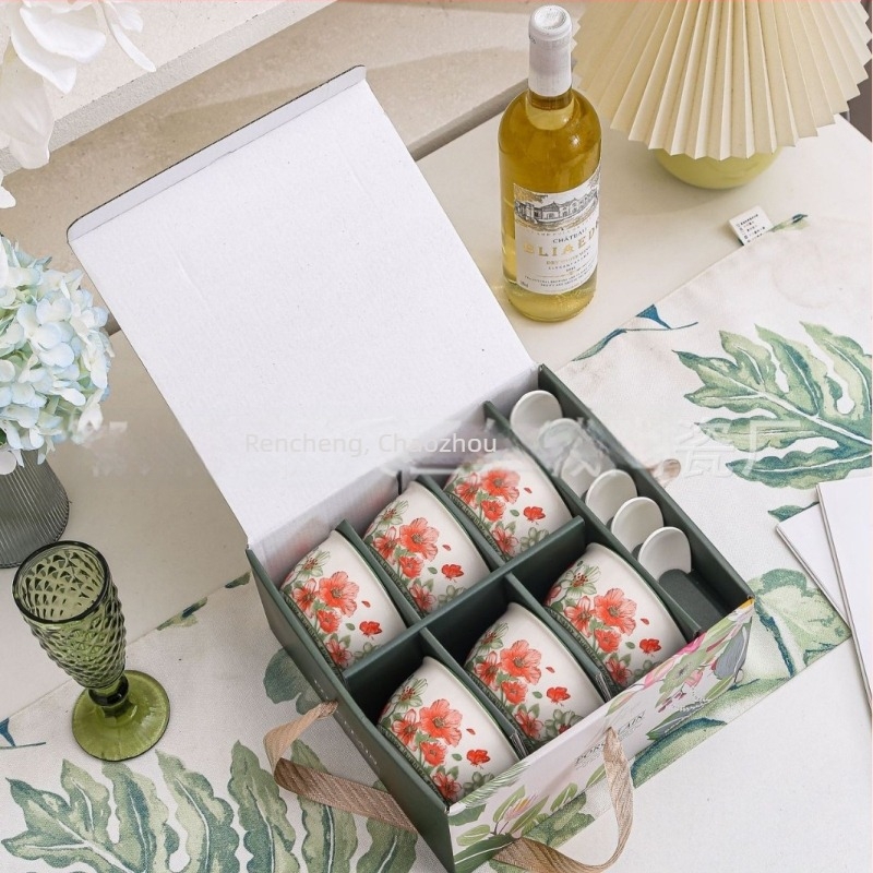 Set de boluri și linguri din ceramică într-o cutie cadou; model floral; formă rotundă; decor sub glazură; compatibil cu microunde