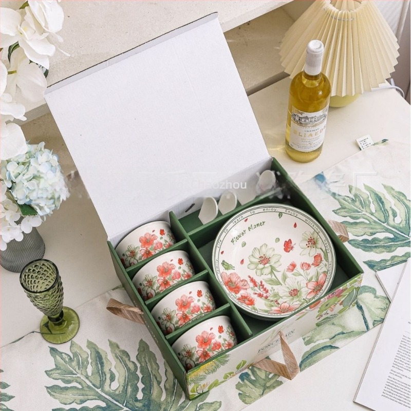 Set de boluri și linguri din ceramică într-o cutie cadou; model floral; formă rotundă; decor sub glazură; compatibil cu microunde