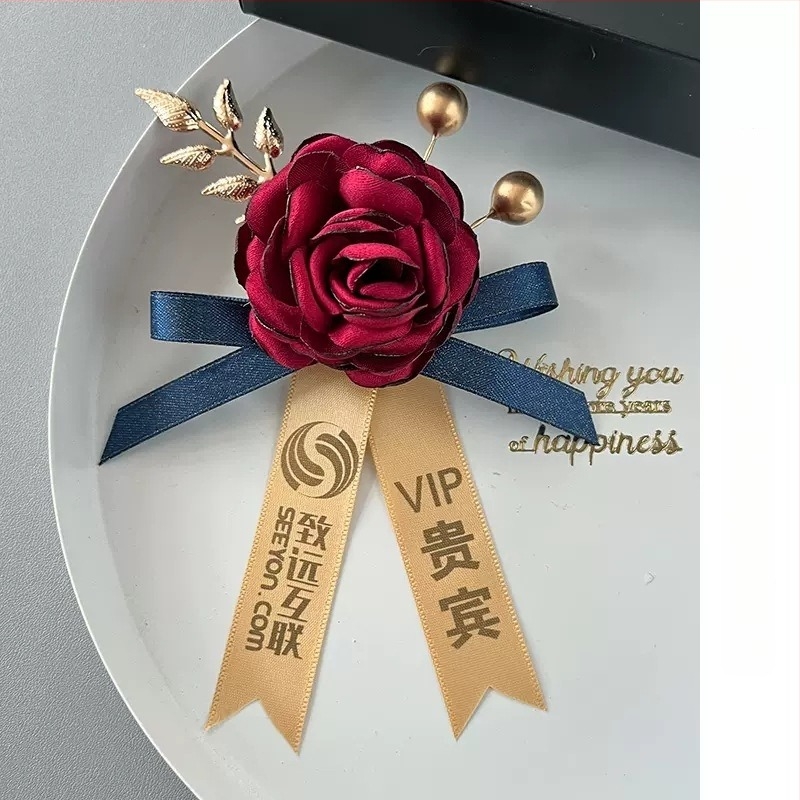 Coroană magnetică cu floare de mătase și logo-ul companiei, atașare adezivă; potrivită pentru ceremoniile de deschidere și ca cadou de afaceri, cadou promoțional, cadou pentru întâlniri.