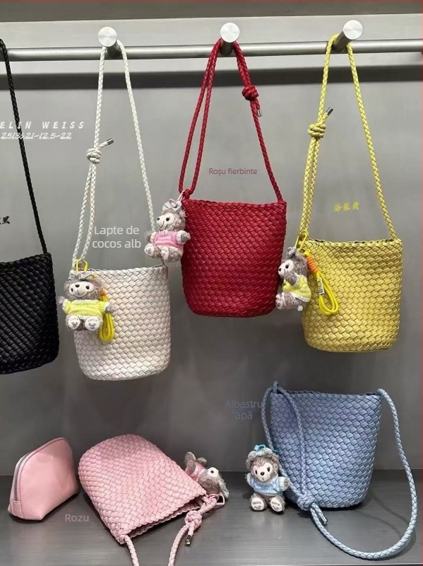 Geantă bucket realizată manual, din piele naturală, formă de scoică, căptușeală din bumbac, închidere cu fermoar, buzunar intern cu fermoar