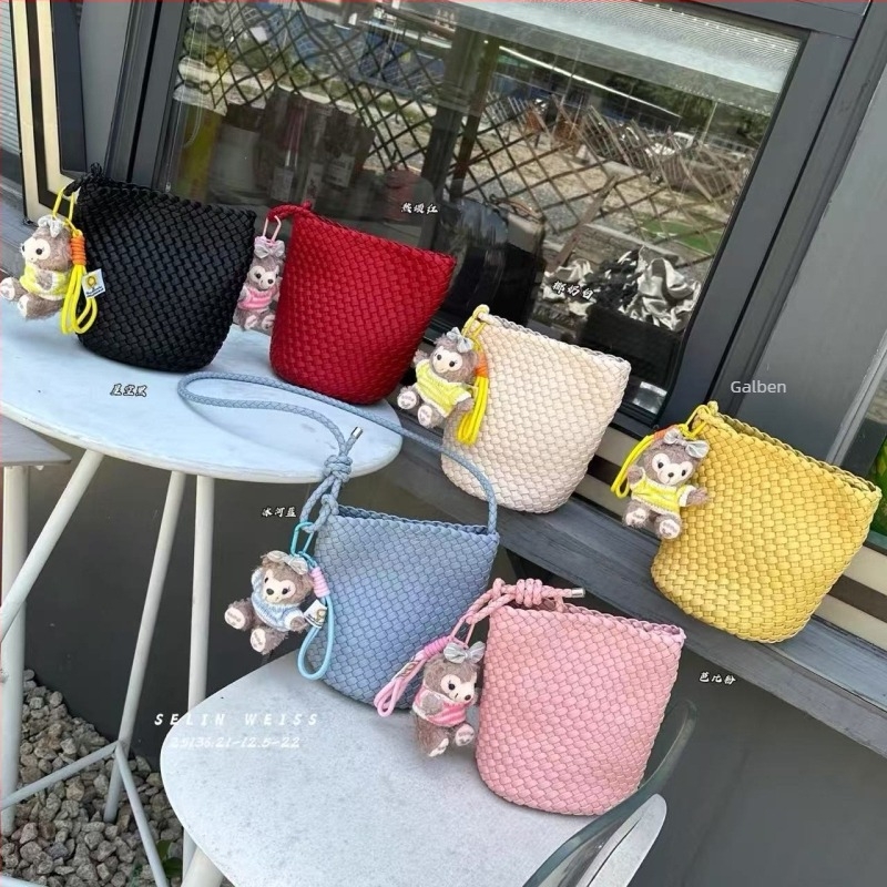 Geantă bucket realizată manual, din piele naturală, formă de scoică, căptușeală din bumbac, închidere cu fermoar, buzunar intern cu fermoar