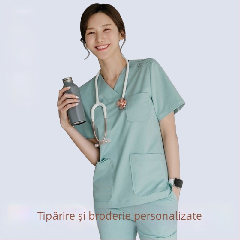 Costum de lucru medical pentru femei, două piese: bumbac 95%+, cămașă cu mânecă scurtă și pantaloni, guler semi-deschis, lungime medie