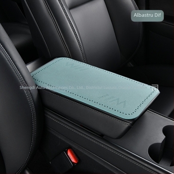 Padă pentru cotiera auto - husă centrală ultra-subțire, pluș, perforări triunghiulare, universal pentru toate sezoanele, PU material, imprimare cu logo