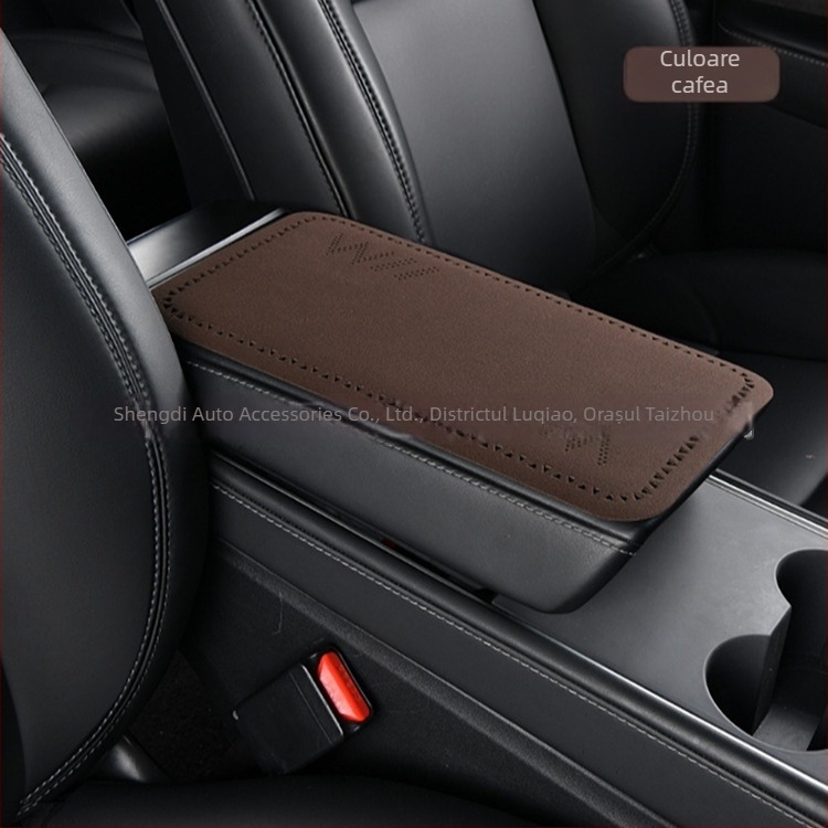 Padă pentru cotiera auto - husă centrală ultra-subțire, pluș, perforări triunghiulare, universal pentru toate sezoanele, PU material, imprimare cu logo