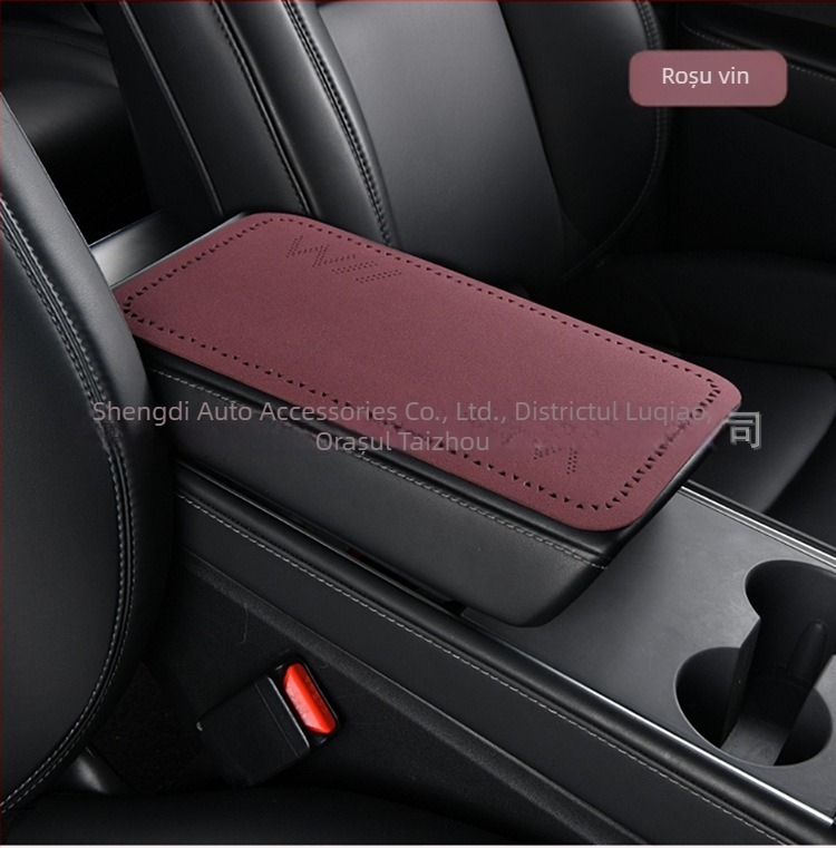 Padă pentru cotiera auto - husă centrală ultra-subțire, pluș, perforări triunghiulare, universal pentru toate sezoanele, PU material, imprimare cu logo