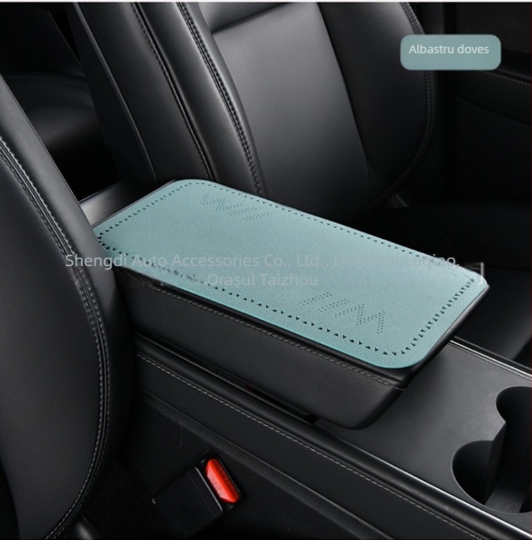 Padă pentru cotiera auto - husă centrală ultra-subțire, pluș, perforări triunghiulare, universal pentru toate sezoanele, PU material, imprimare cu logo