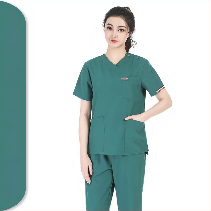 Set scrubs medical unisex – uscare rapidă, anti-static, top cu mâneci scurte și decolteu în V, pantaloni, amestec poliester-spandex (≥95% poliester), evacuare umezeală