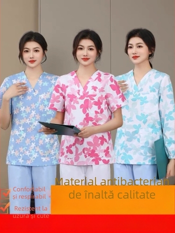 Uniformă florală de îngrijire medicală, set din două piese cu mâneci lungi, sacou cu decolteu în V și pantaloni cu șnur elastic, țesătură poliester-cotton, absorbție umidă, pentru spitale și clinici
