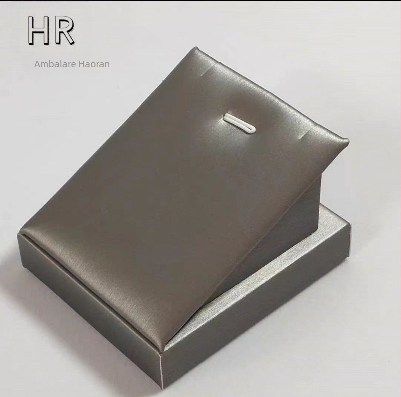 Suport de afișare bijuterii pentru lanțuri și pandante — corp din lemn, piele PU, stil de înaltă calitate, vara 2023