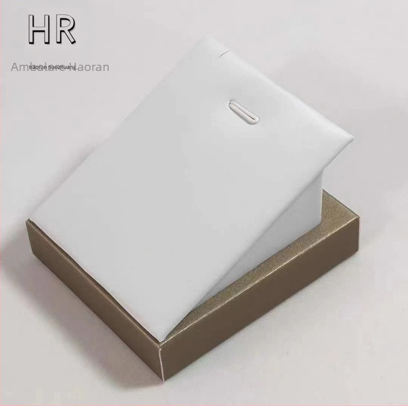 Suport de afișare bijuterii pentru lanțuri și pandante — corp din lemn, piele PU, stil de înaltă calitate, vara 2023