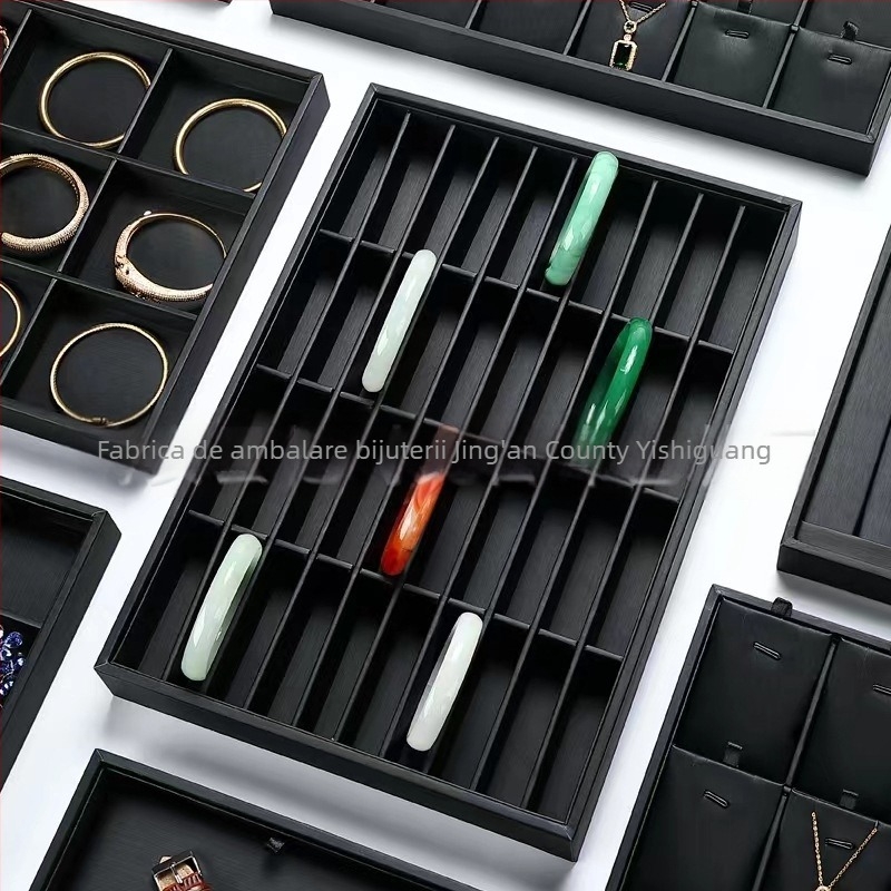 Suport pentru bijuterii din piele și placă de lemn, formă pătrată, într-o singură piesă, cu tehnică de îmbinare splicing, un singur strat