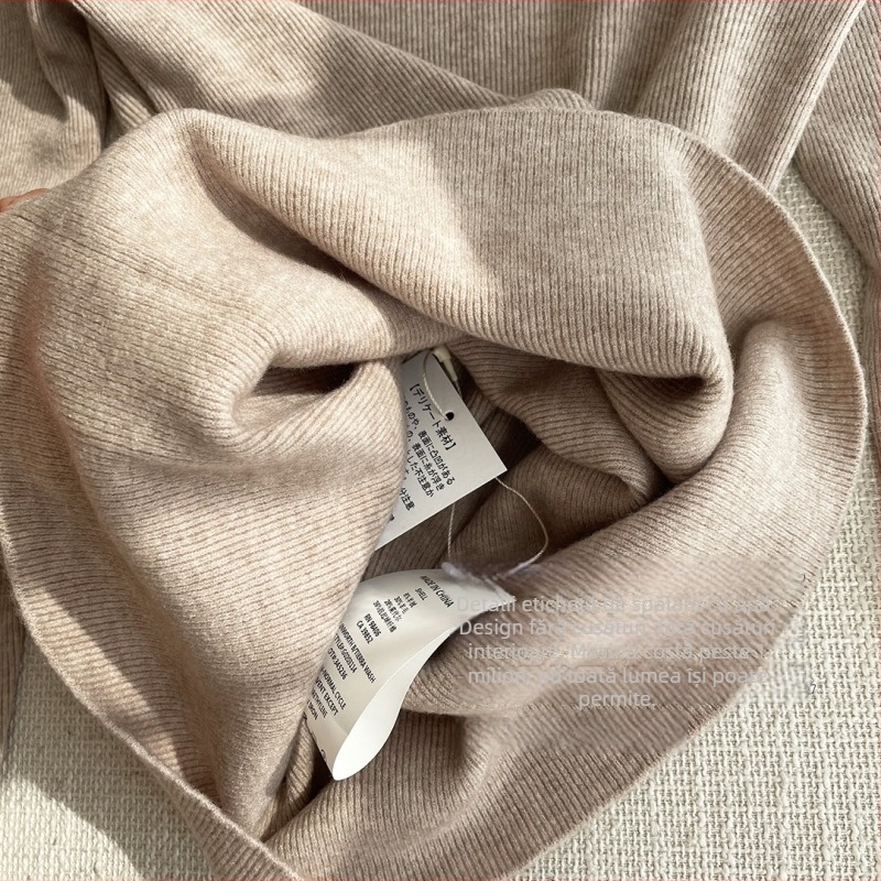 Top tricotat fără cusuri din lână și elastan, guler polo, mâneci lungi, croială slim