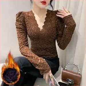 Top damă din dantelă cu decolteu în V și decupaje geometrice, mâneci lungi, pentru toamnă–iarna.