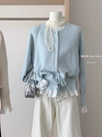 Cardigan tricotat cu talie evidențiată, model color-block, guler rotund și nasturi pe un rând; tricot din amestec velur de oaie și acrilic, lungime 50-65 cm