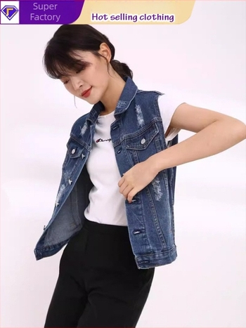 Vesta din denim rupt, fără mâneci, cu guler polo, lungime scurtă, închidere frontală cu nasturi pe un rând, croială lejeră, 90–95% bumbac
