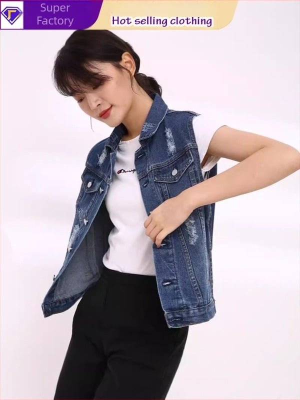 Vesta din denim rupt, fără mâneci, cu guler polo, lungime scurtă, închidere frontală cu nasturi pe un rând, croială lejeră, 90–95% bumbac