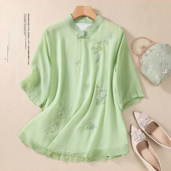 Cămașă relaxată din viscoză, broderie florală, mâneci scurte, guler înalt.