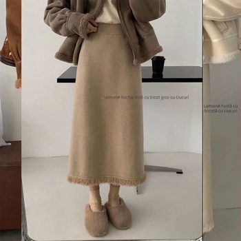 Fustă tricotată evazată cu ciucuri, lungime midi, din lână, stil suroră regală