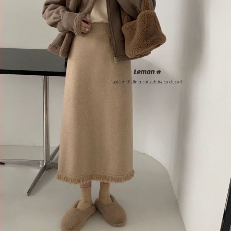 Fustă tricotată evazată cu ciucuri, lungime midi, din lână, stil suroră regală