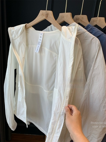 Jachetă de protecție solară cu glugă pentru femei | nylon 30–50% + poliester, UPF50+, mâneci raglan, fermoar frontal, vară 2025