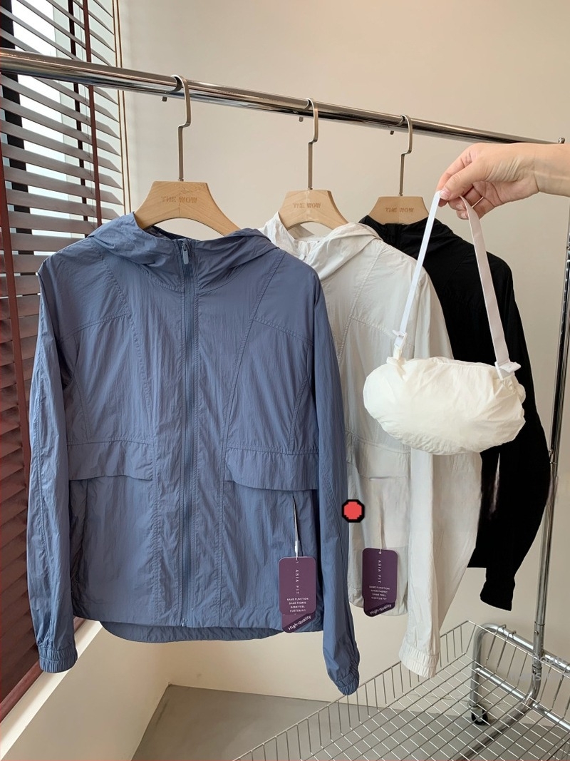 Jachetă de protecție solară cu glugă pentru femei | nylon 30–50% + poliester, UPF50+, mâneci raglan, fermoar frontal, vară 2025