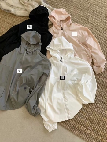 Top dama cu protecție solară, cu glugă și fermoar, material chenille, fibră regenerată de celuloză 30–50%, UPF 30+, mâneci lungi cu manșete, lungime medie 50–65 cm, Toamnă 2025