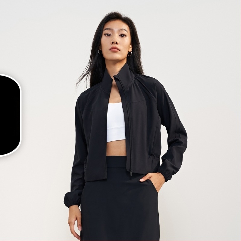 Geacă de yoga cu protecție solară, material țesut, compoziție 91% poliester, 9% elastan; mâneci lungi; croială relaxată; guler înalt cu fermoar frontal; lungime până la șold.