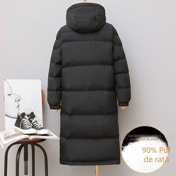 Jachetă lungă pentru bărbați cu glugă, umplutură 100% puf alb de gâscă; exterior corduroy, husă polypropylene; impermeabilă și rezistentă la murdărie; lungime peste genunchi; lansare primăvara 2025