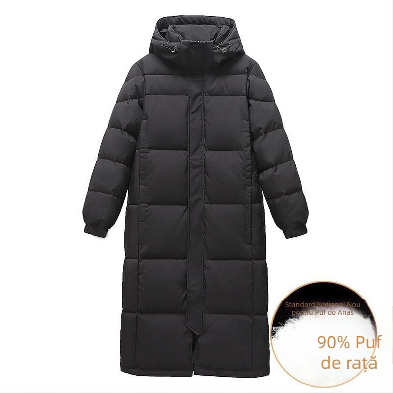 Jachetă lungă pentru bărbați cu glugă, umplutură 100% puf alb de gâscă; exterior corduroy, husă polypropylene; impermeabilă și rezistentă la murdărie; lungime peste genunchi; lansare primăvara 2025