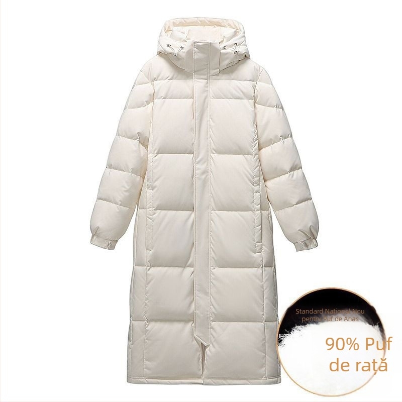 Jachetă lungă pentru bărbați cu glugă, umplutură 100% puf alb de gâscă; exterior corduroy, husă polypropylene; impermeabilă și rezistentă la murdărie; lungime peste genunchi; lansare primăvara 2025