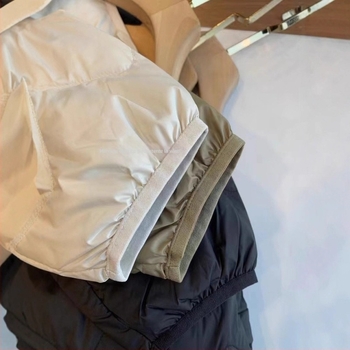 Geacă de puf pentru femei, lungime scurtă, decolteu în V, model pătrățat diamantat, închidere cu nasturi pe un rând, umplutură din puf de rață 81-85%