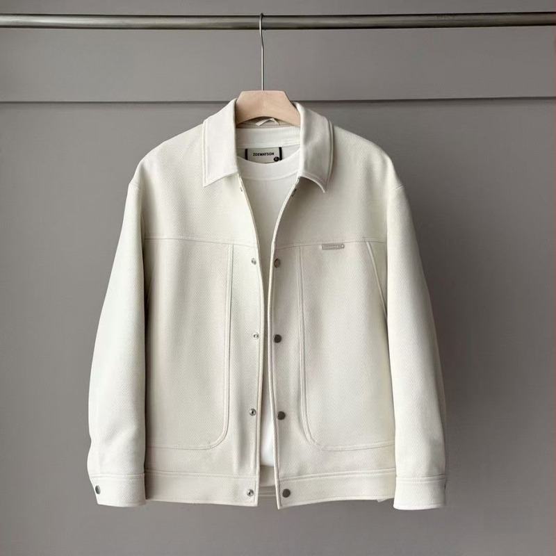 Jachetă de bărbați cu puf de rață alb, conținut puf 66–70%, rezistență la frig -20℃ până la -5℃, material exterior poliester, căptușeală poliester, închidere cu nasturi, fără glugă