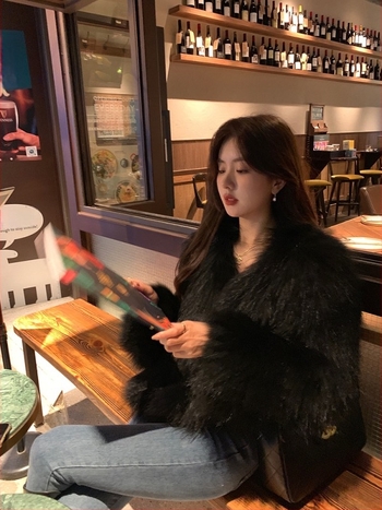 Palton din blană artificială, lungime medie, decolteu în V, mâneci lungi, stil socialite