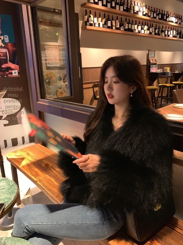 Palton din blană artificială, lungime medie, decolteu în V, mâneci lungi, stil socialite