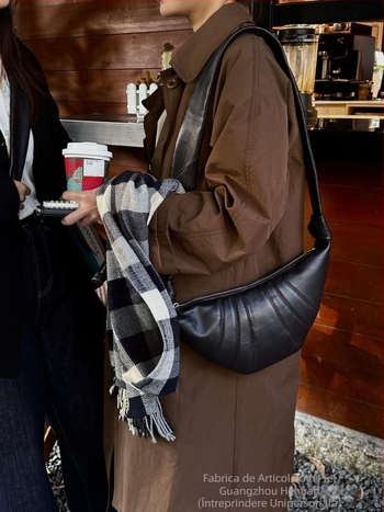 Geantă Dumpling din piele naturală, căptușeală din pânză, curea crossbody, fermoar, buzunar pentru telefon