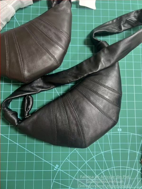 Geantă Dumpling din piele naturală, căptușeală din pânză, curea crossbody, fermoar, buzunar pentru telefon