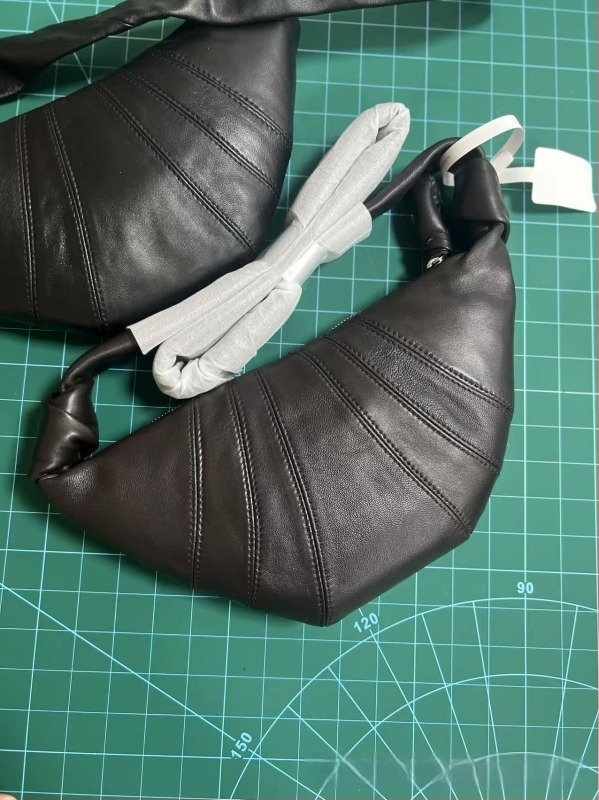 Geantă Dumpling din piele naturală, căptușeală din pânză, curea crossbody, fermoar, buzunar pentru telefon