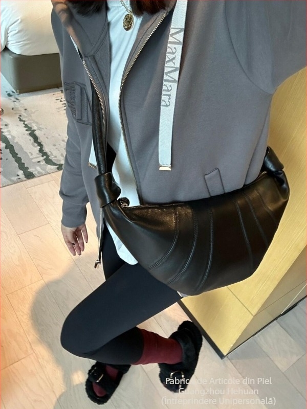 Geantă Dumpling din piele naturală, căptușeală din pânză, curea crossbody, fermoar, buzunar pentru telefon