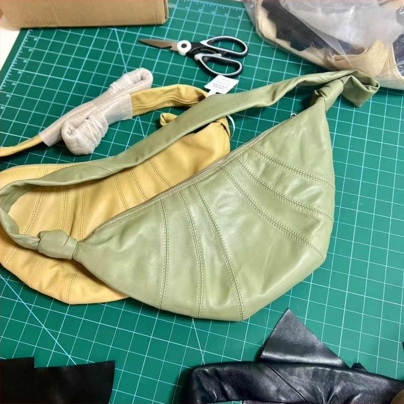 Geantă Dumpling din piele naturală, căptușeală din pânză, curea crossbody, fermoar, buzunar pentru telefon