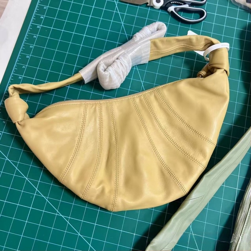 Geantă Dumpling din piele naturală, căptușeală din pânză, curea crossbody, fermoar, buzunar pentru telefon