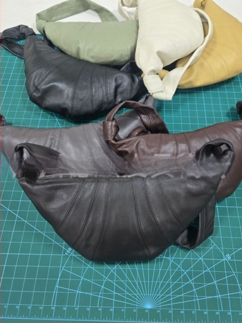 Geantă croissant din piele de miel, închidere cu fermoar, căptușeală din pânză, textură moale, curea cu o singură bretea, Spring 2023