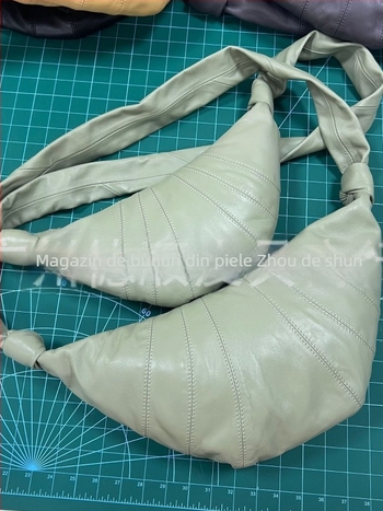 Geantă croissant din piele de miel, închidere cu fermoar, căptușeală din pânză, textură moale, curea cu o singură bretea, Spring 2023