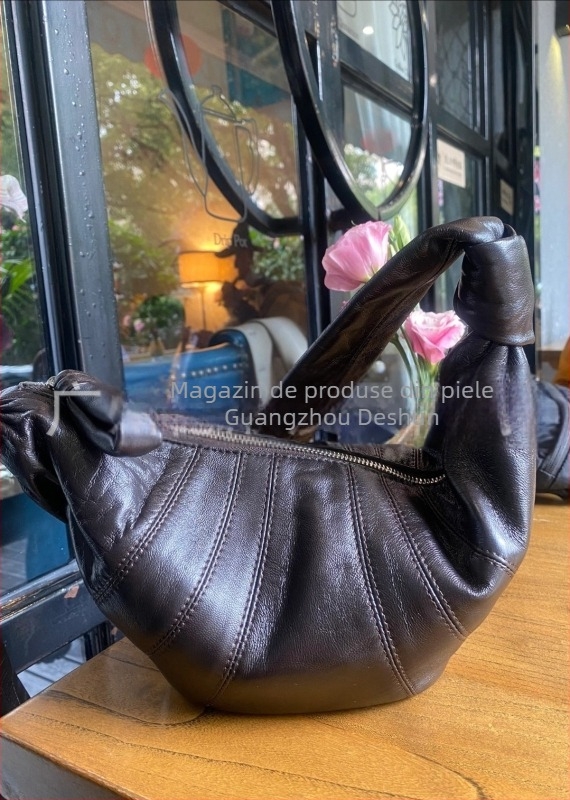 Geantă croissant din piele de miel, închidere cu fermoar, căptușeală din pânză, textură moale, curea cu o singură bretea, Spring 2023