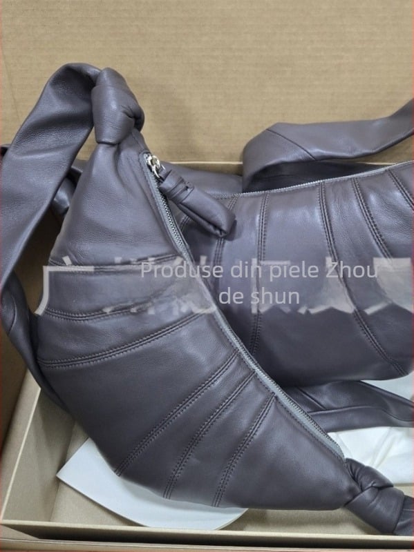 Geantă croissant din piele de miel, închidere cu fermoar, căptușeală din pânză, textură moale, curea cu o singură bretea, Spring 2023