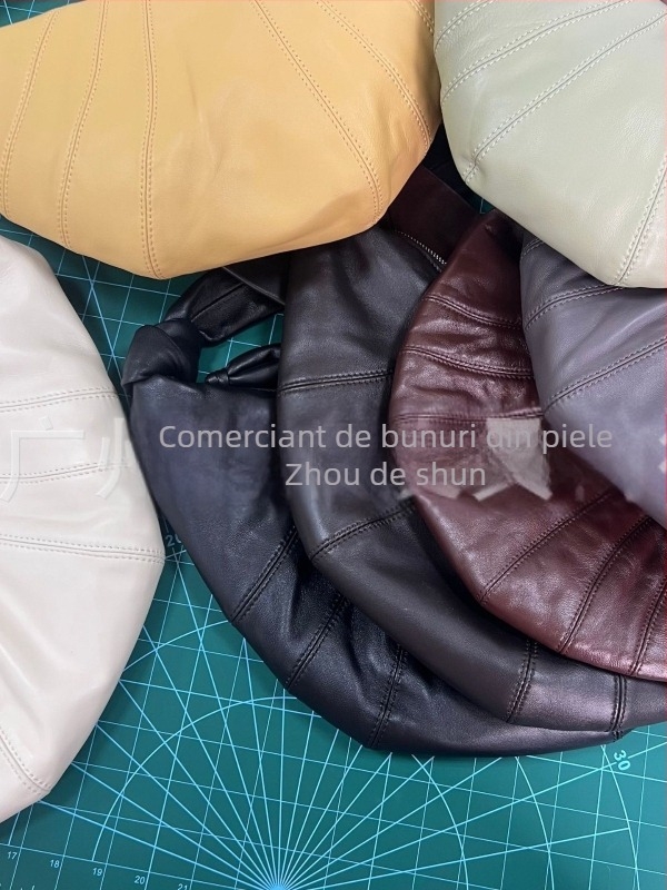 Geantă croissant din piele de miel, închidere cu fermoar, căptușeală din pânză, textură moale, curea cu o singură bretea, Spring 2023