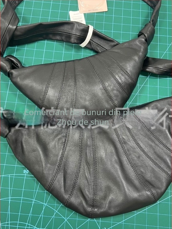 Geantă croissant din piele de miel, închidere cu fermoar, căptușeală din pânză, textură moale, curea cu o singură bretea, Spring 2023